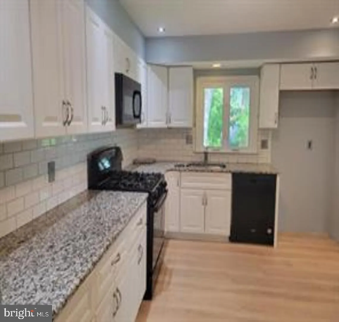 4 bed, 2.5 bath, 2865 sqft, $3,000 — Photo 3