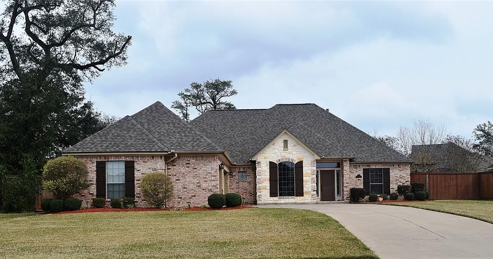 1st image of 110 Deerwood Dr