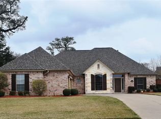 110 Deerwood Dr, Lake Jackson, TX 77566