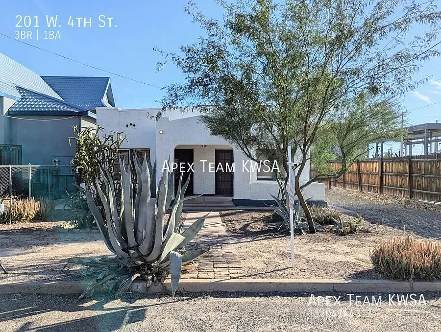 $1515-Charming 3 Bed | 1 Bath Adobe Home Near Downtown! — Photo 2
