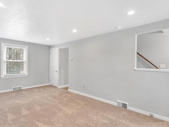 4th image of 118 Elmwood St