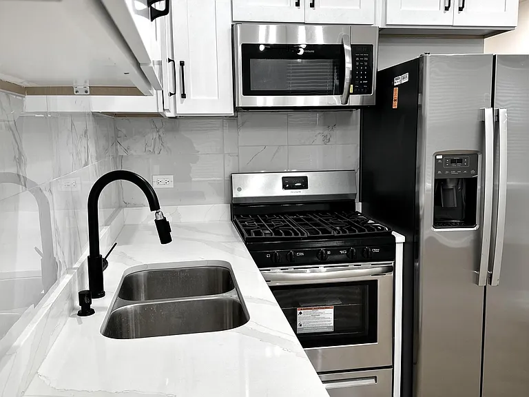2946 N Rockwell St #3 — Photo 7