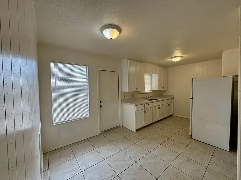 1104 Siesta Dr — Photo 15