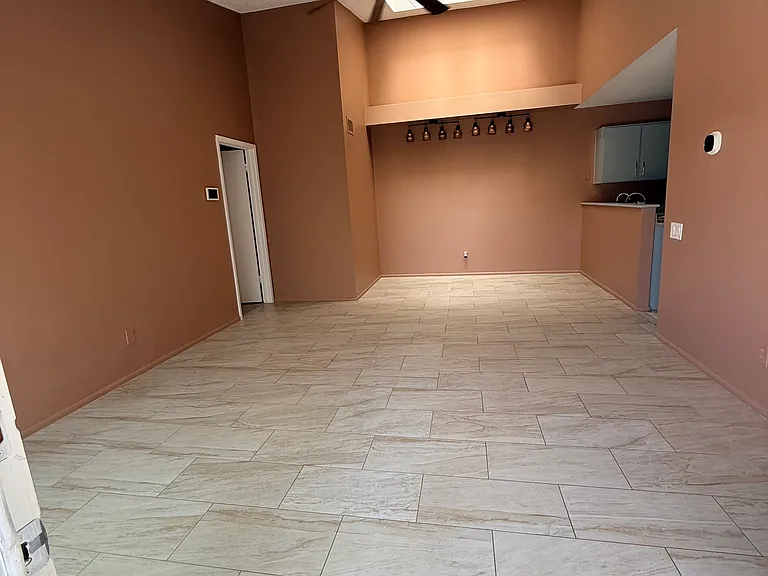 7009 S 42nd Pl — Photo 4
