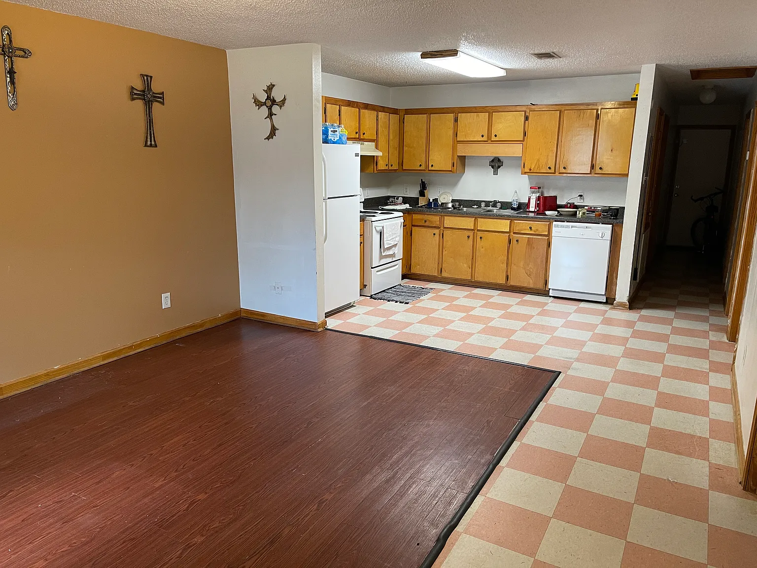 3 bed, 1300 sqft, $950 — Photo 2