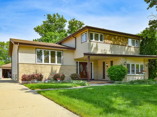1413 N Burning Bush Ln, Mount Prospect, IL 60056