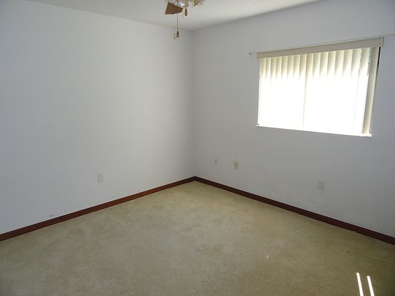 5th image of 14 Crossway Ct E