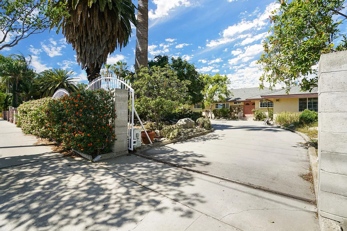 Gated property in safe neighborhood - Parthenia St