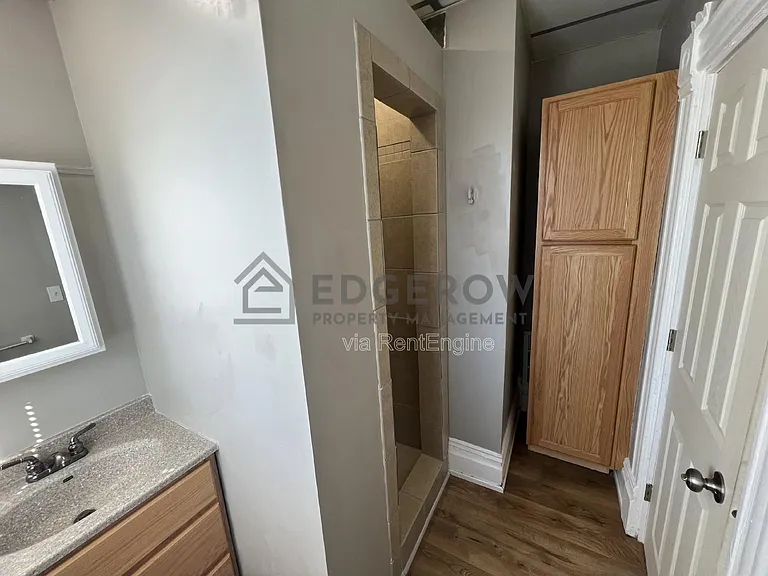 300 Gunnison Ave SW #B — Photo 8