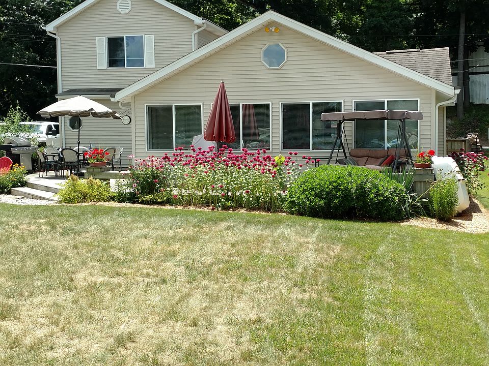 Beautiful Sechrist lakefront