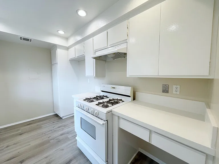 350 S Oakland Ave — Photo 6