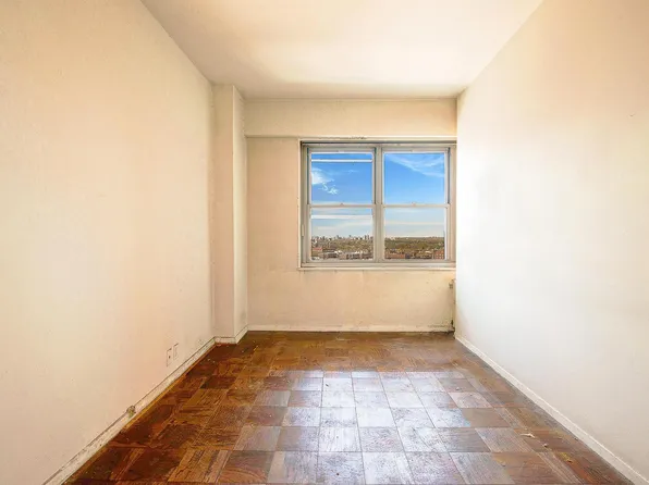 70-25 Yellowstone Boulevard image 10 of 22