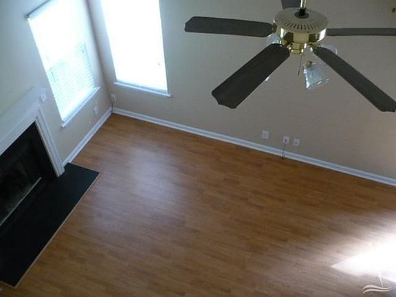 3rd image of 594 Windsor Dr