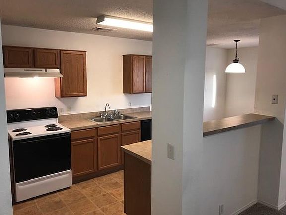 2nd image of 606 Lakeview Dr