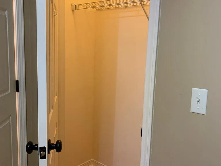 100 Hawthorne Dr — Photo 23