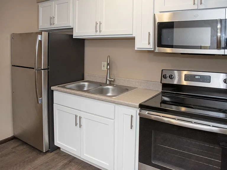 600 10th Ave Apartments — Photo 17