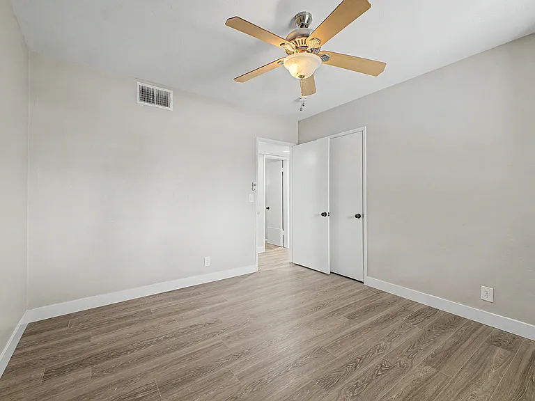 416 W Ivanhoe Pl — Photo 8