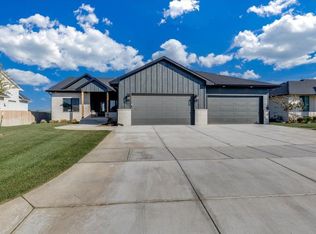 102 S Wellcrest Ct, Goddard, KS 67052