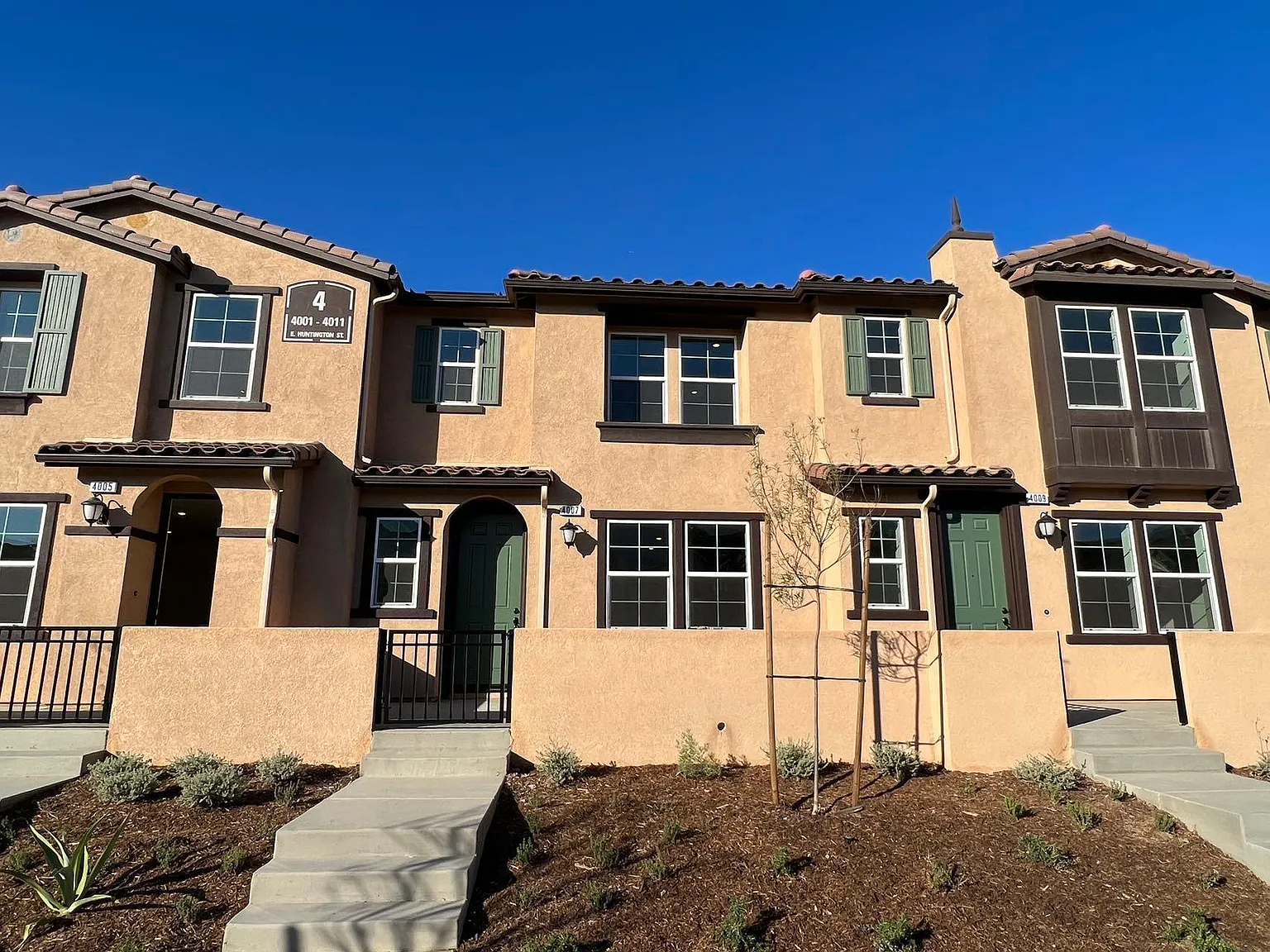 3 bed, 2.5 bath, 1455 sqft, $3,200 — Photo 2