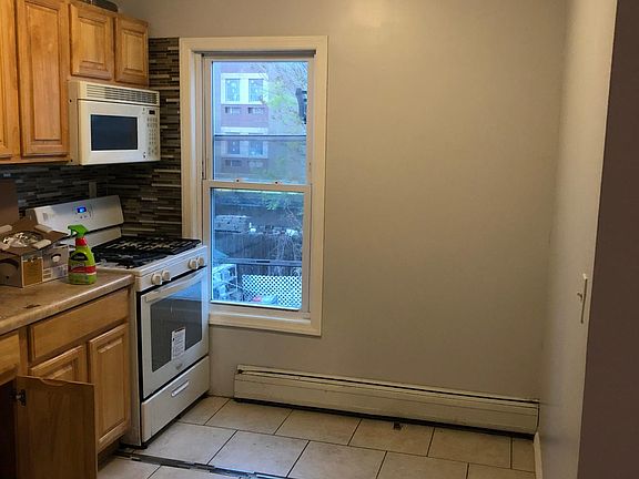 Kitchen, can also fit a breakfast island