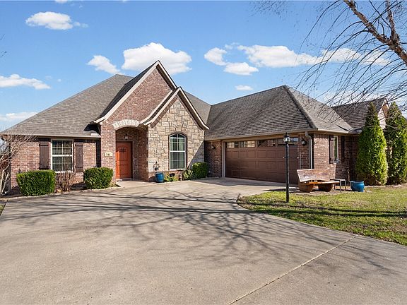 3rd image of 703 SW Barn Valley Rd