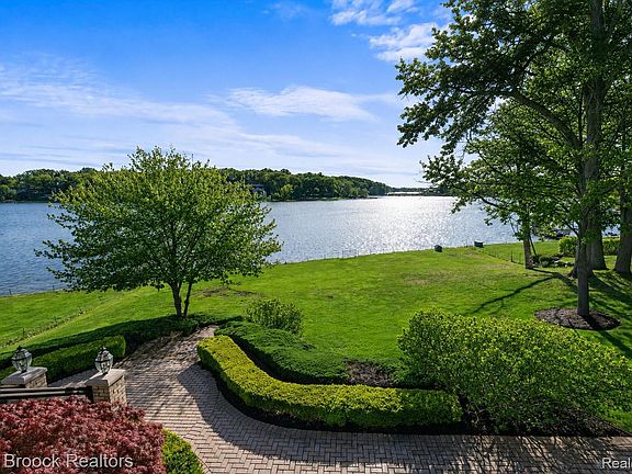 3rd image of 1832 Long Lake Shore Dr