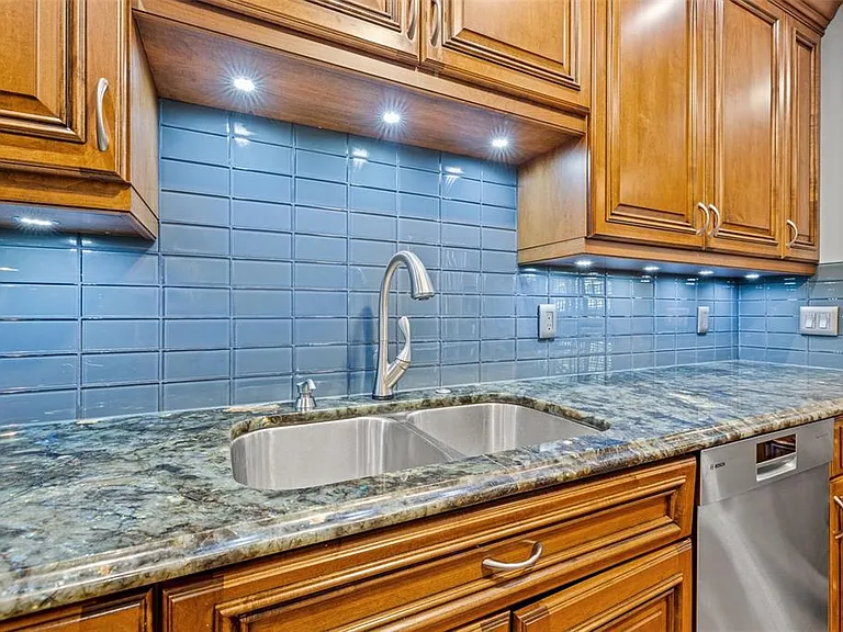 300 Beach Dr NE #305 — Photo 12