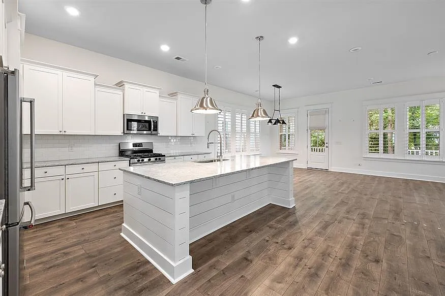 4 bed, 2.5 bath, 2582 sqft, $4,695 — Photo 4