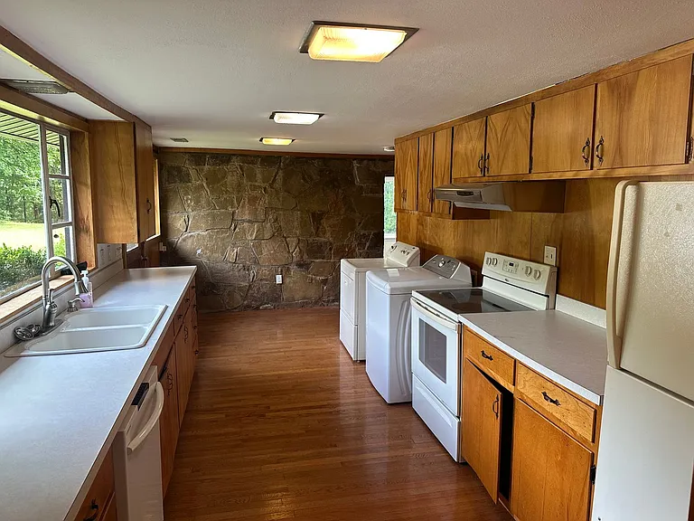 460 W Ravenswood Ln — Photo 10
