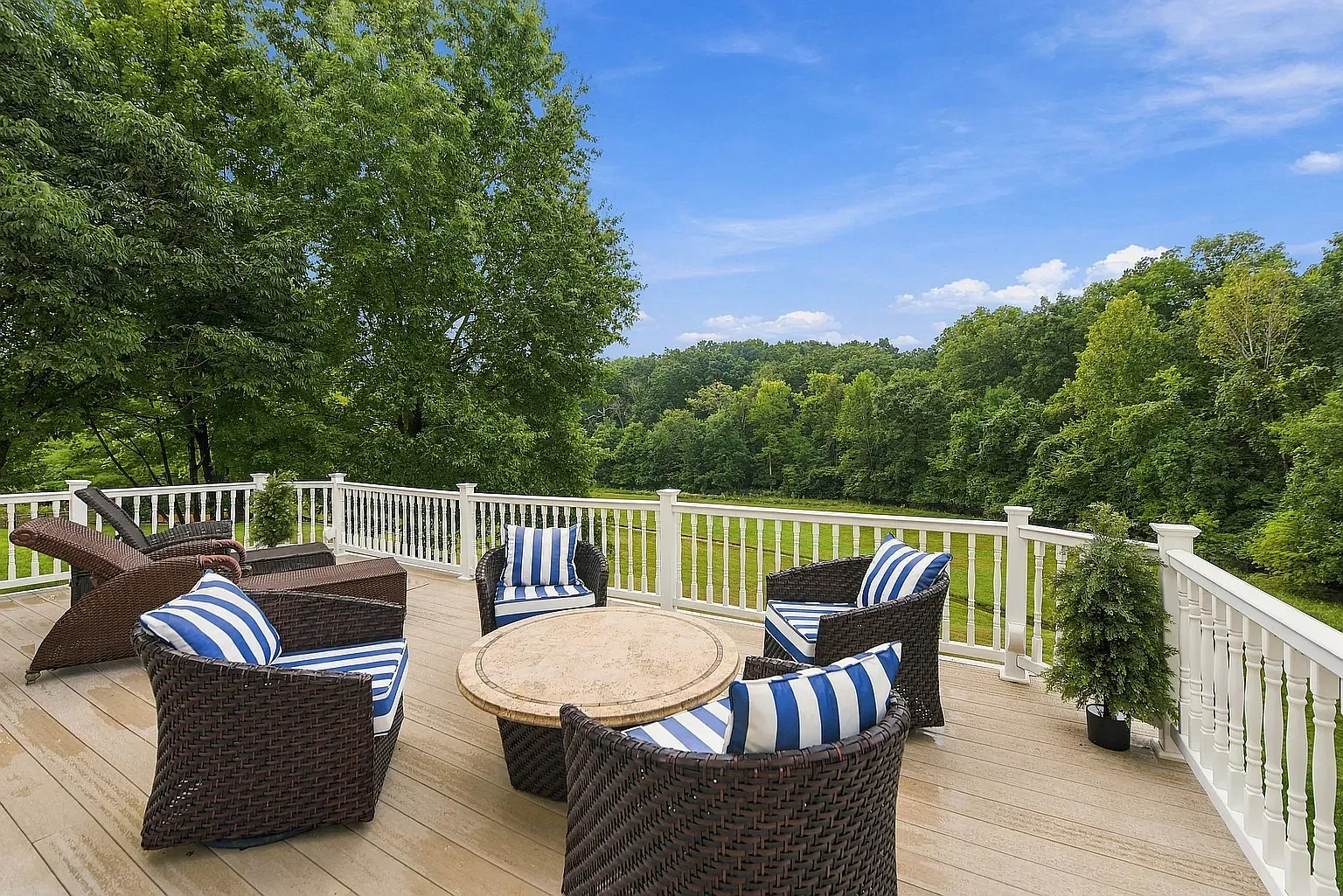 5 bed, 4.5 bath, 4583 sqft, $3,950 — Photo 3