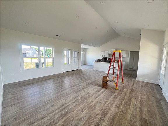 5th image of 621 Catalpa St