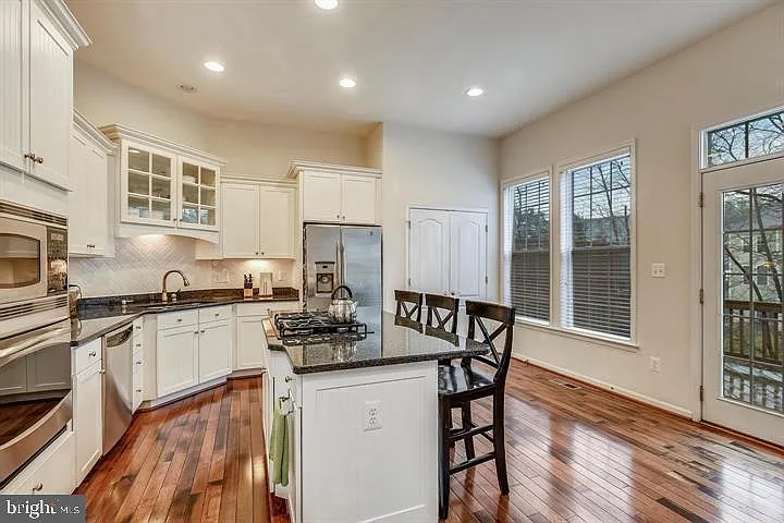 22092 Avonworth Sq — Photo 4