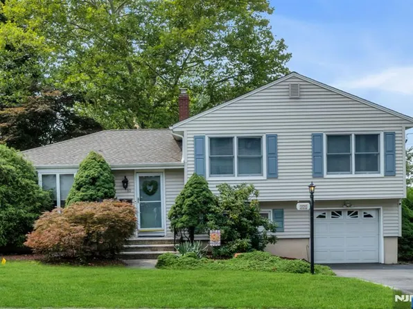 10 Overlook Ave, Emerson, NJ 07630