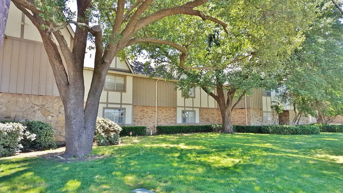 London Square Apartments — Photo 4
