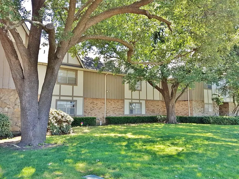 London Square Apartments — Photo 4
