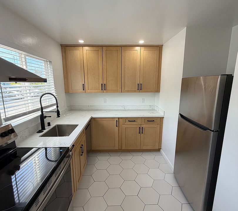 1st image of 10-14 Poinsettia Ave #2