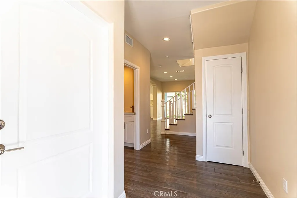 4 bed, 1699 sqft, $5,500 — Photo 2