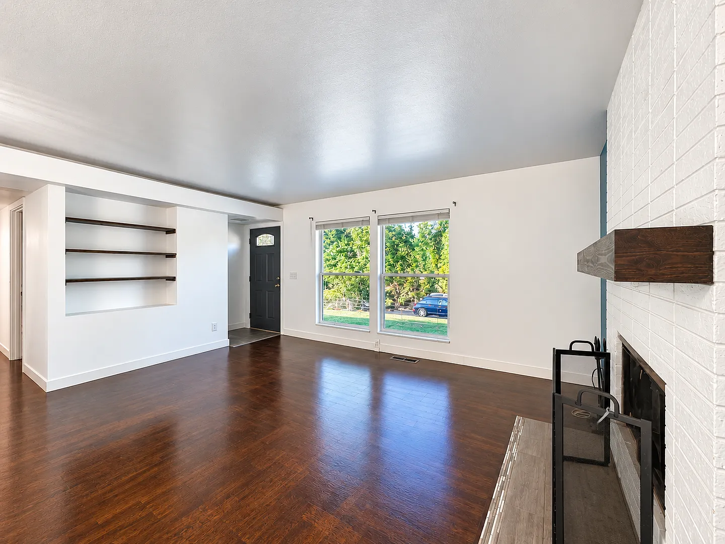 Spacious 3-Bedroom Home with Bonus Room, Fireplace & Expansive Patio — Photo 3