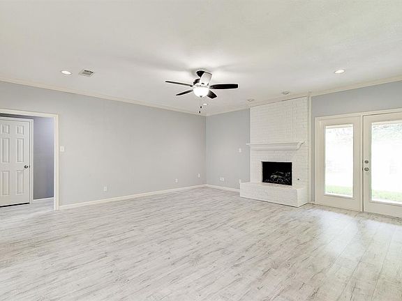 4th image of 5913 N Hills Dr