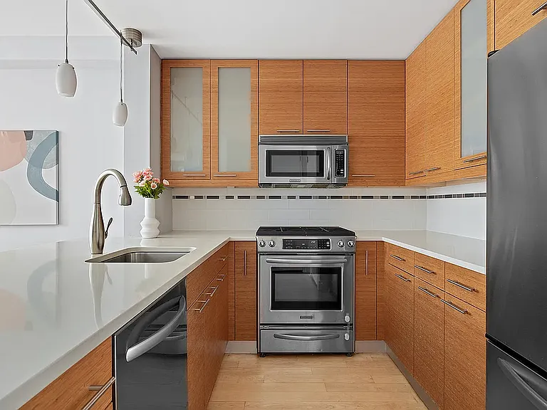 410 4th Ave #6H — Photo 2
