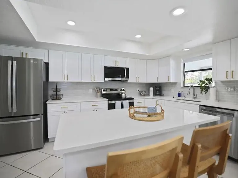 10075 W Bay St — Photo 11