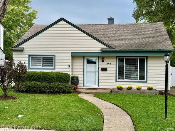 105 S Manitou Ave, Clawson, MI 48017