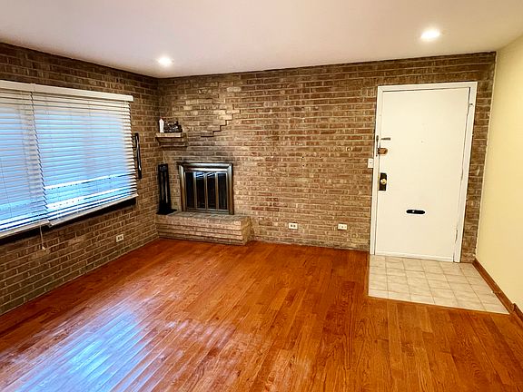 2nd image of 715 W Diversey Pkwy