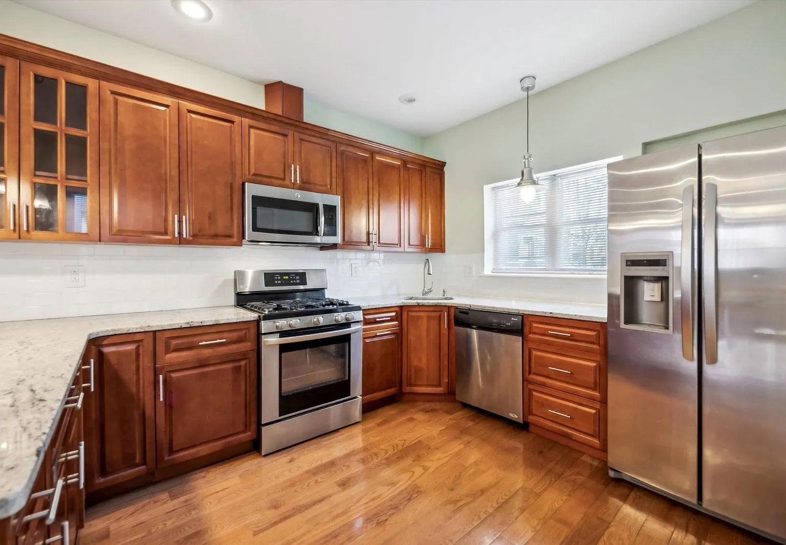 3 bed, 2.5 bath, 1388 sqft, $2,300 — Photo 3