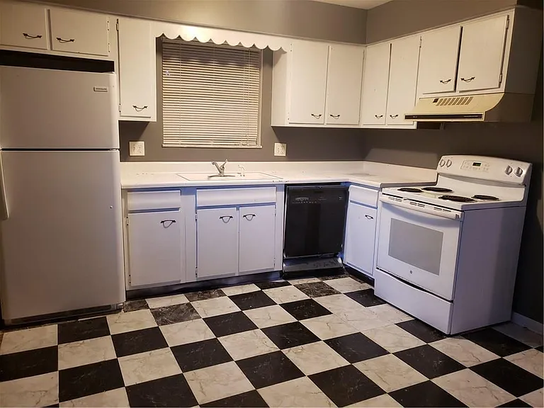 1702 N Graham Ave — Photo 7
