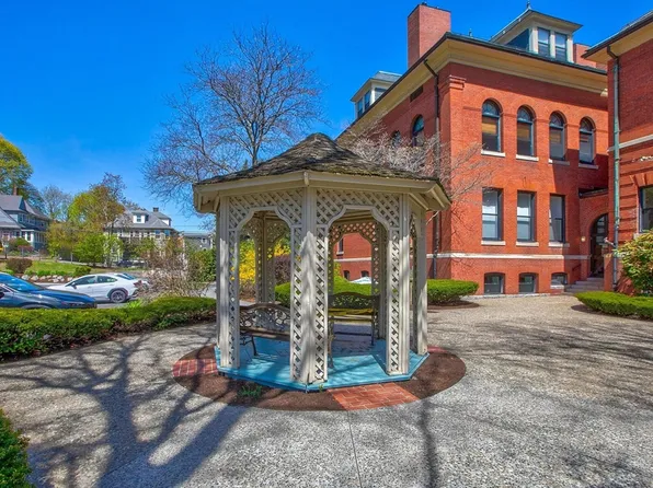 1 School St APT 208, Arlington, MA 02476