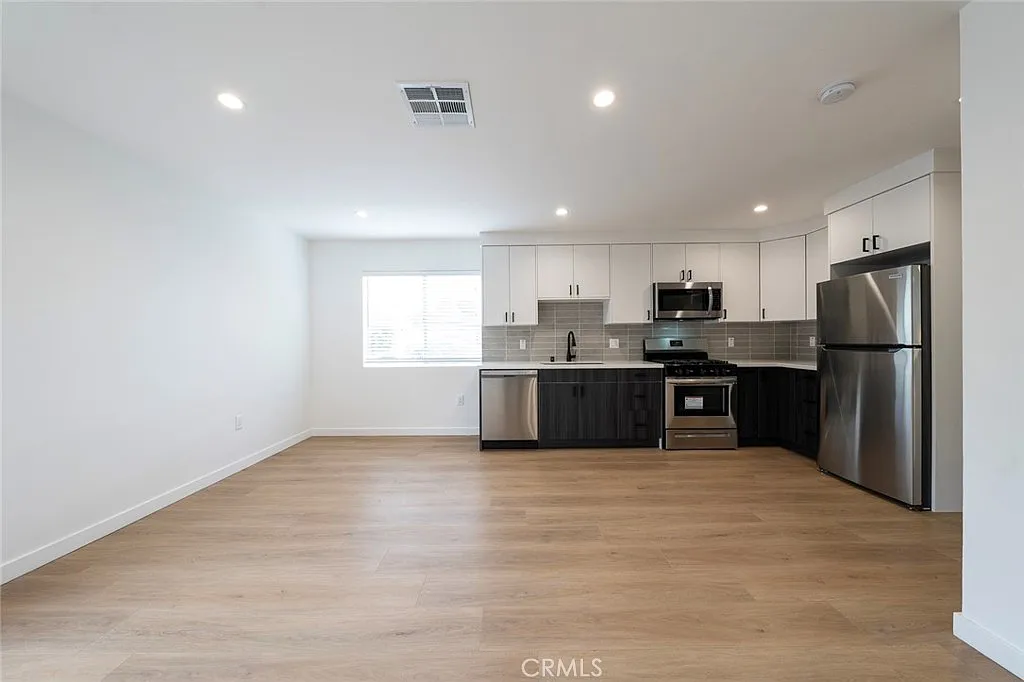 2 bed, 750 sqft, $2,979 — Photo 3
