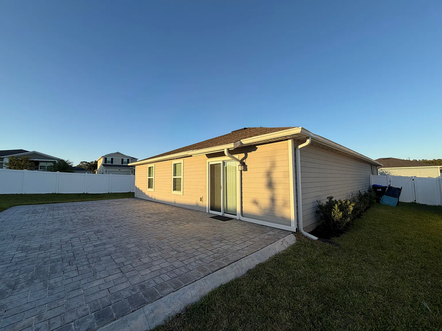 Your New Home Awaits! Spacious, 4x2 Single Family Home, Gated Community. — Photo 3