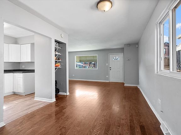 4th image of 1652 W Montvale Ave