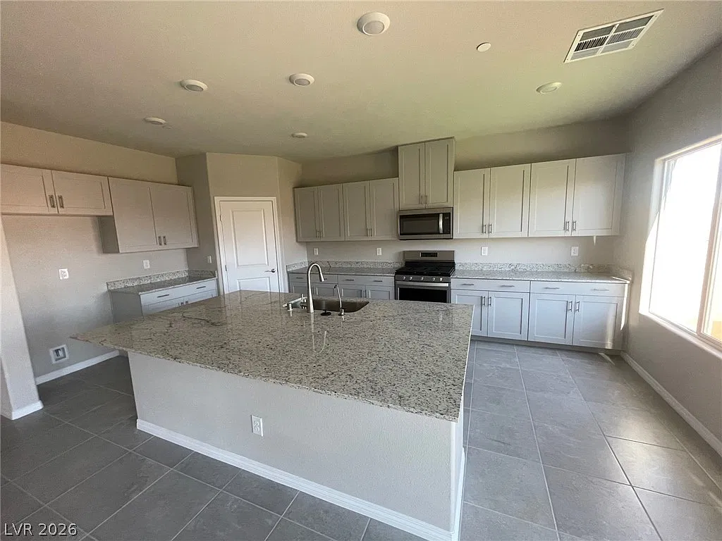 4 bed, 2.5 bath, 2433 sqft, $2,800 — Photo 3